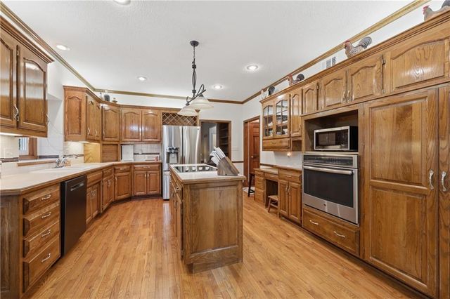 2016 NE WATERFIELD Drive, Blue Springs, MO 64014