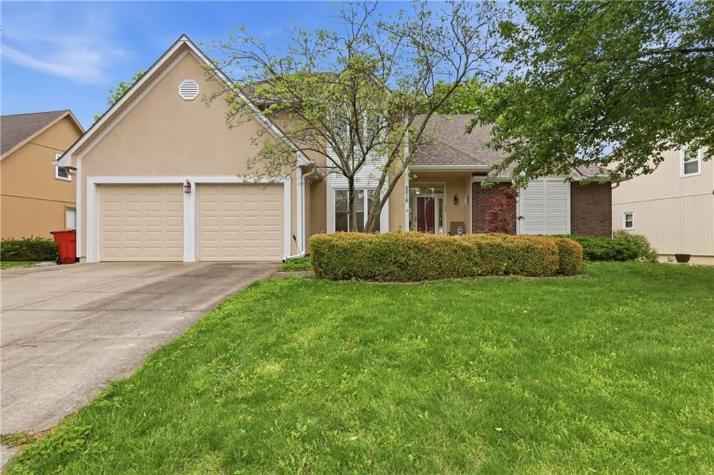 2016 NE WATERFIELD Drive, Blue Springs, MO 64014