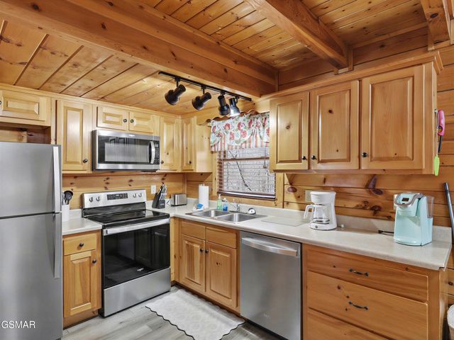 952 Iron Mountain Road, Pigeon Forge, TN 37863