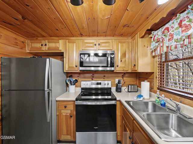 952 Iron Mountain Road, Pigeon Forge, TN 37863