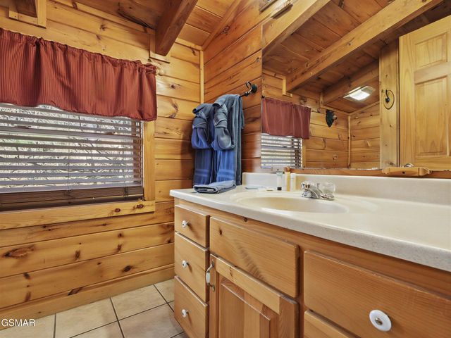 952 Iron Mountain Road, Pigeon Forge, TN 37863