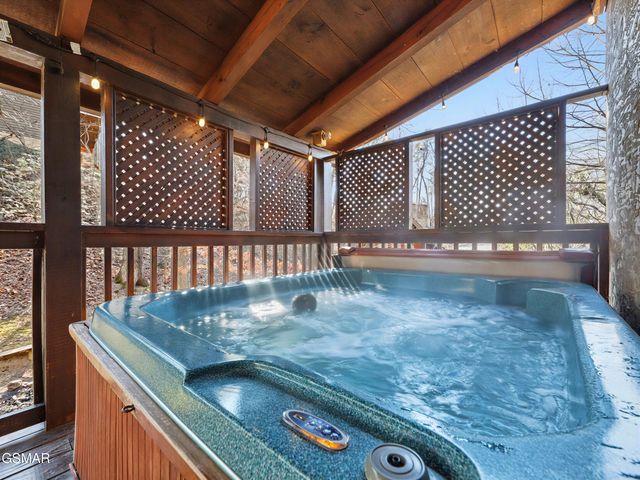 952 Iron Mountain Road, Pigeon Forge, TN 37863