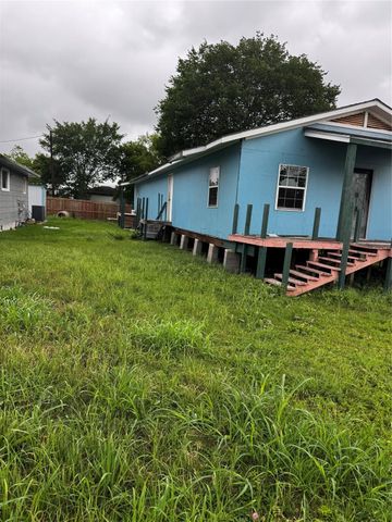 522 Grand Avenue, Bacliff, TX 77518