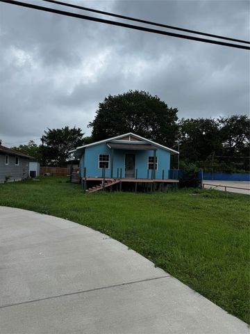 522 Grand Avenue, Bacliff, TX 77518