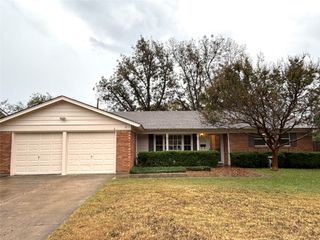 6113 Trail Lake Drive, Fort Worth, TX 76133
