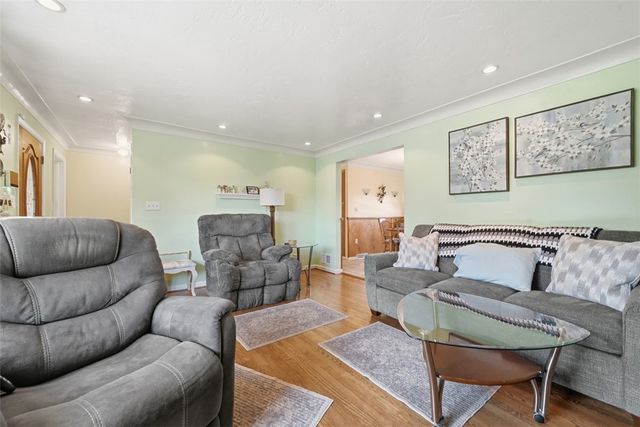 100 Burbank Dr, Hempfield Twp, PA 15642