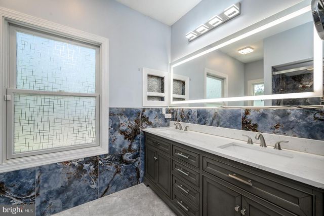11 BROOK RD, Kendall Park, NJ 08824