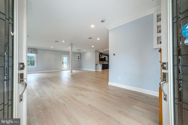 11 BROOK RD, Kendall Park, NJ 08824