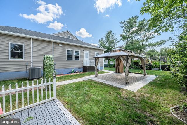 11 BROOK RD, Kendall Park, NJ 08824