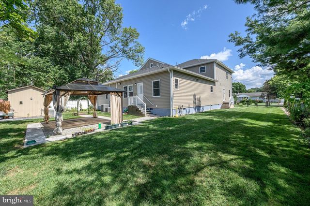 11 BROOK RD, Kendall Park, NJ 08824