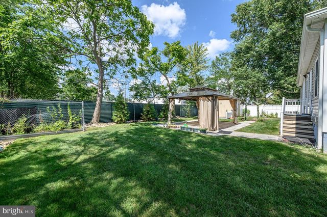 11 BROOK RD, Kendall Park, NJ 08824