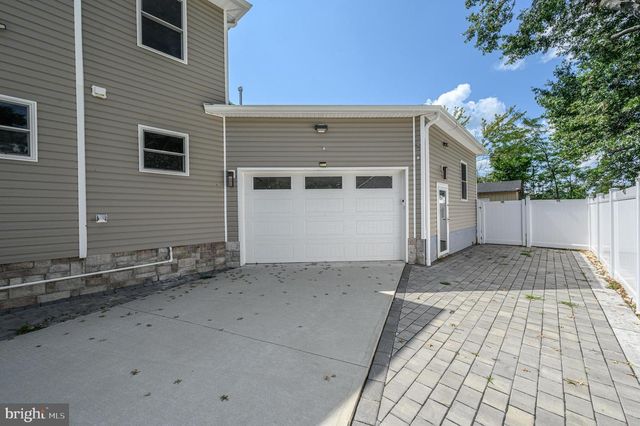 11 BROOK RD, Kendall Park, NJ 08824