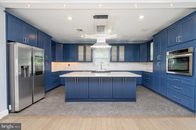 11 BROOK RD, Kendall Park, NJ 08824