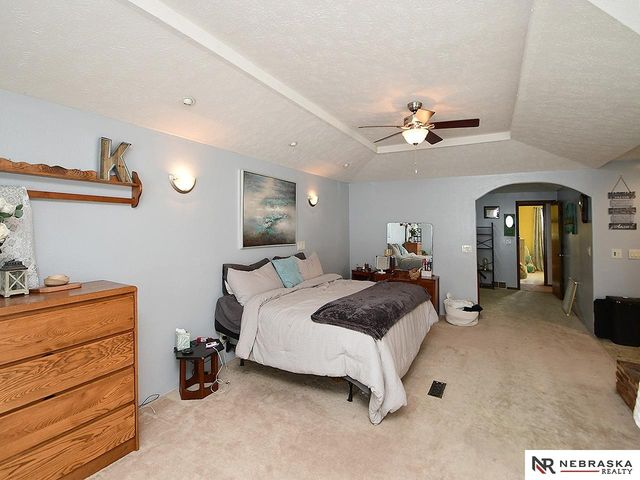 5330 S 91st Street, Omaha, NE 68127