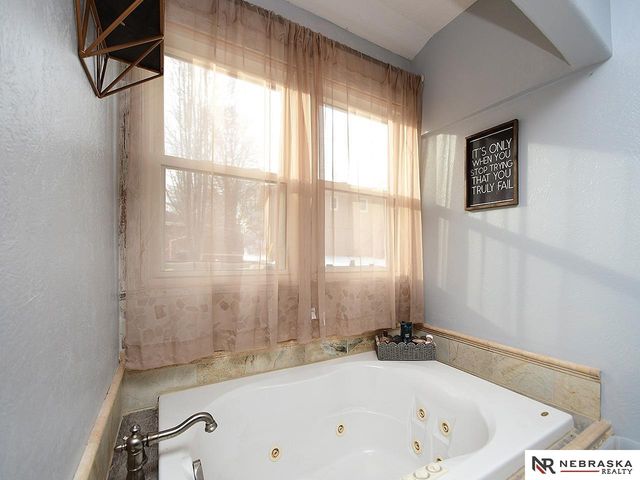 5330 S 91st Street, Omaha, NE 68127