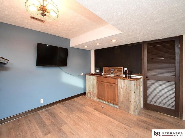 5330 S 91st Street, Omaha, NE 68127