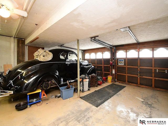 5330 S 91st Street, Omaha, NE 68127