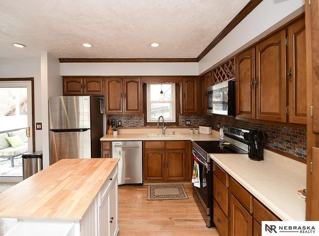 5330 S 91st Street, Omaha, NE 68127