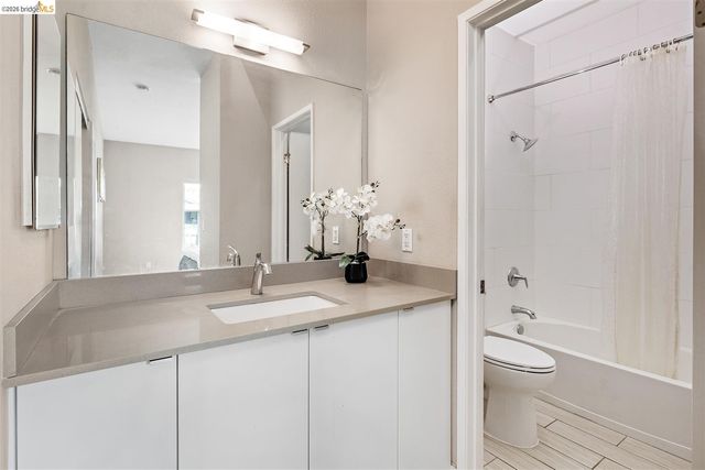 220 Lakeshore Ct, Richmond, CA 94804