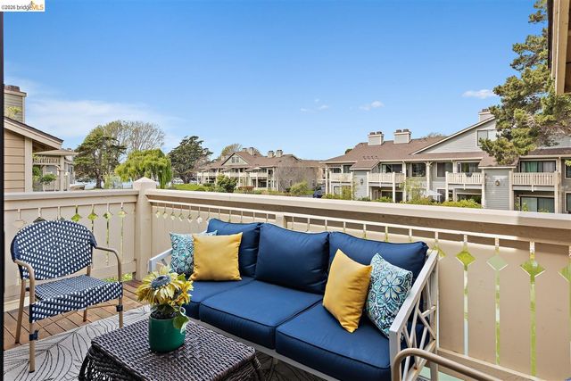 220 Lakeshore Ct, Richmond, CA 94804