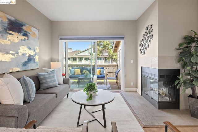 220 Lakeshore Ct, Richmond, CA 94804