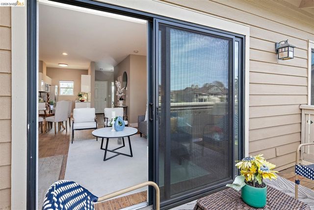 220 Lakeshore Ct, Richmond, CA 94804