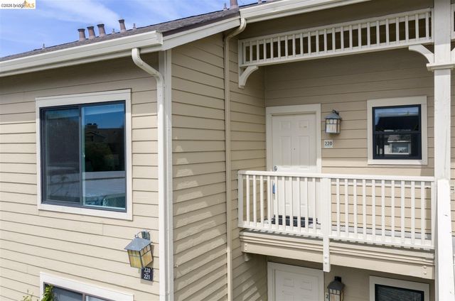 220 Lakeshore Ct, Richmond, CA 94804