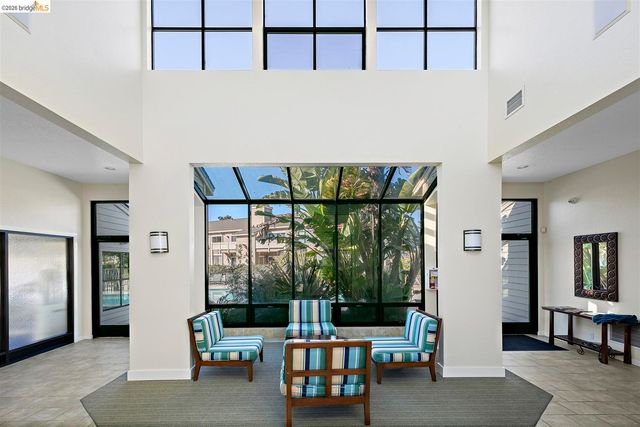 220 Lakeshore Ct, Richmond, CA 94804