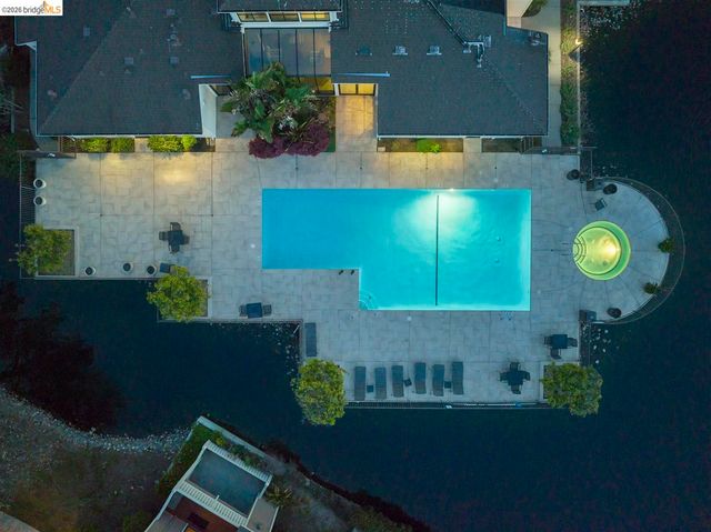 220 Lakeshore Ct, Richmond, CA 94804