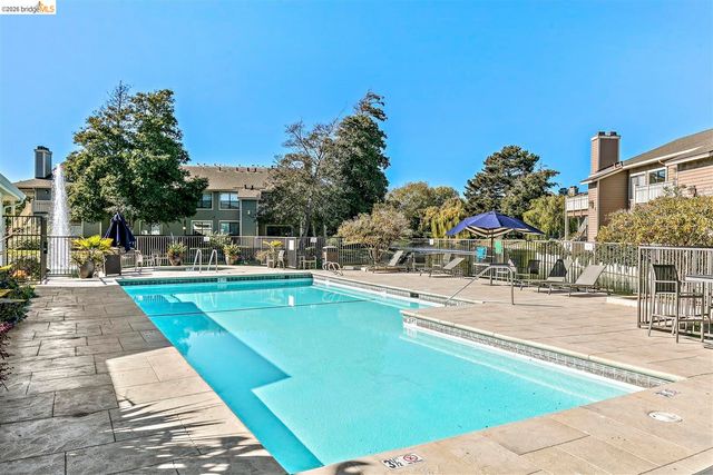 220 Lakeshore Ct, Richmond, CA 94804