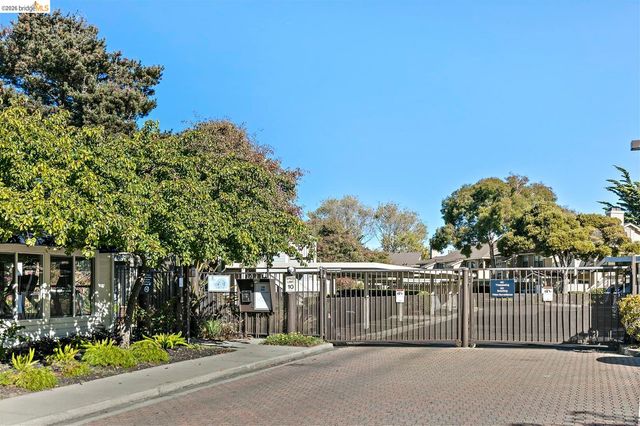 220 Lakeshore Ct, Richmond, CA 94804