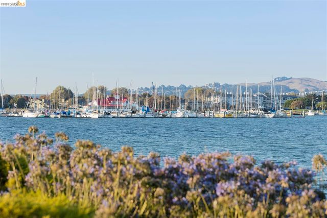 220 Lakeshore Ct, Richmond, CA 94804