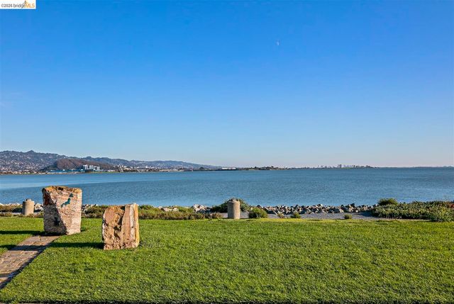 220 Lakeshore Ct, Richmond, CA 94804