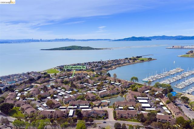 220 Lakeshore Ct, Richmond, CA 94804