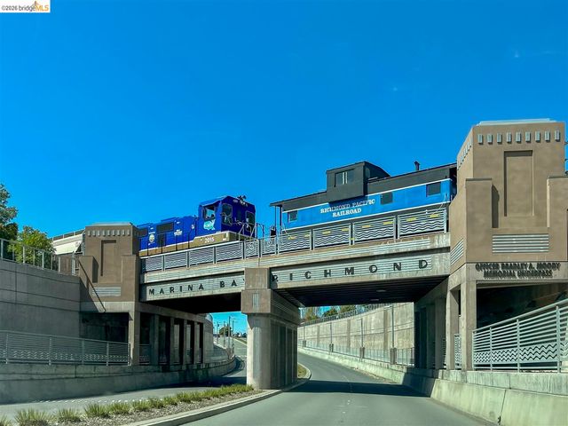 220 Lakeshore Ct, Richmond, CA 94804