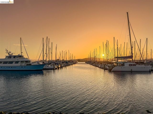 220 Lakeshore Ct, Richmond, CA 94804