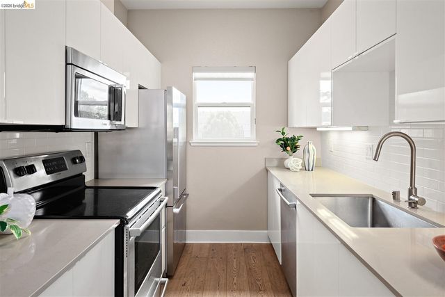 220 Lakeshore Ct, Richmond, CA 94804