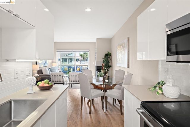 220 Lakeshore Ct, Richmond, CA 94804