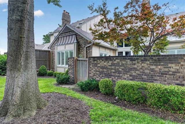 6320 Kennett Place, Mission, KS 66202