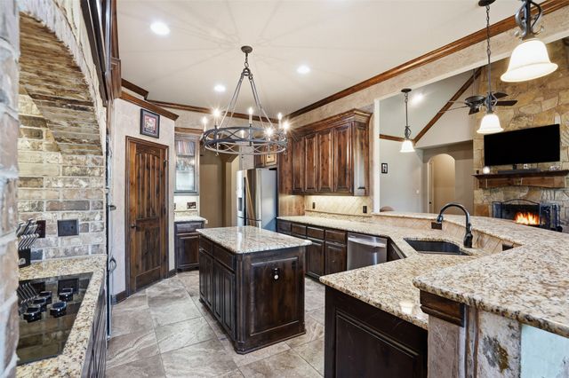 176 Horizon Circle, Azle, TX 76020