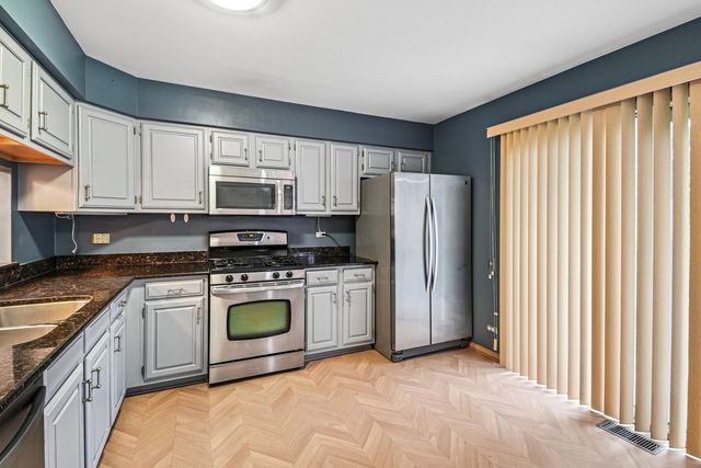 620 N CHARTER HALL Drive, Palatine, IL 60067