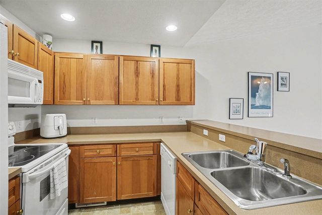 38 W Scotts Drive, Holland, MI 49424