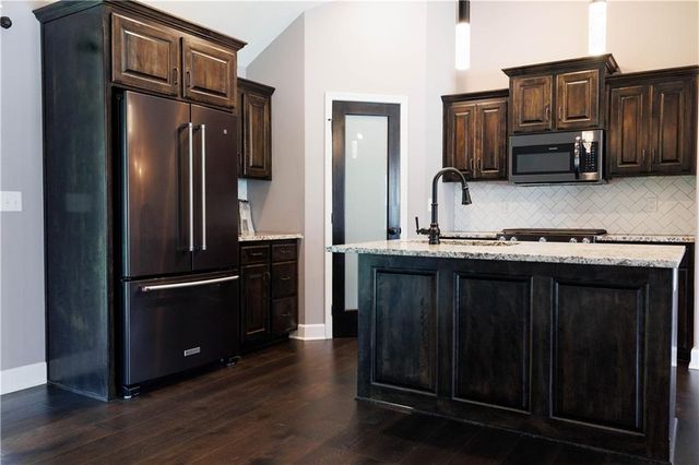 8815 W Longview Parkway, Kansas City, MO 64138