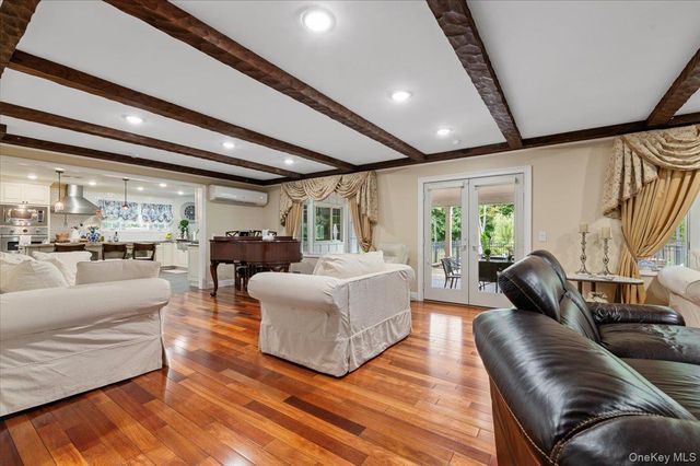 8 August Lane, Old Westbury, NY 11568