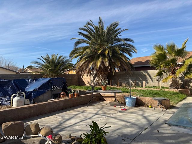 44213 Fenhold Street, Lancaster, CA 93535