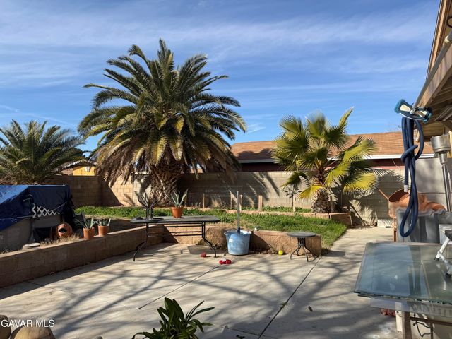 44213 Fenhold Street, Lancaster, CA 93535