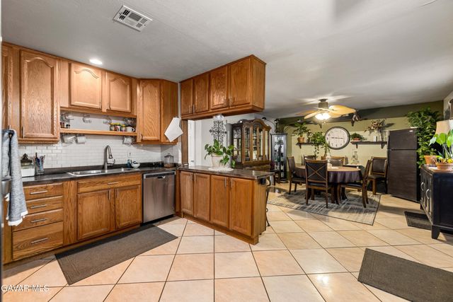 44213 Fenhold Street, Lancaster, CA 93535