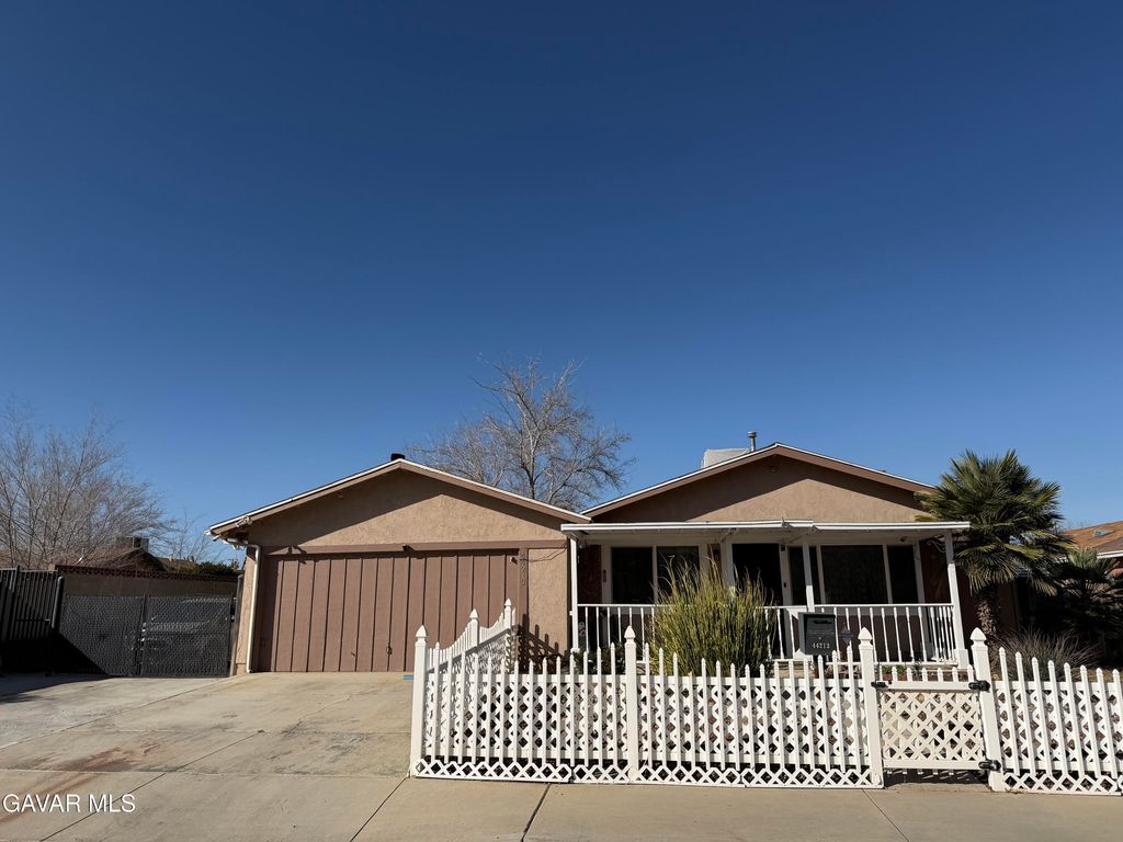44213 Fenhold Street, Lancaster, CA 93535