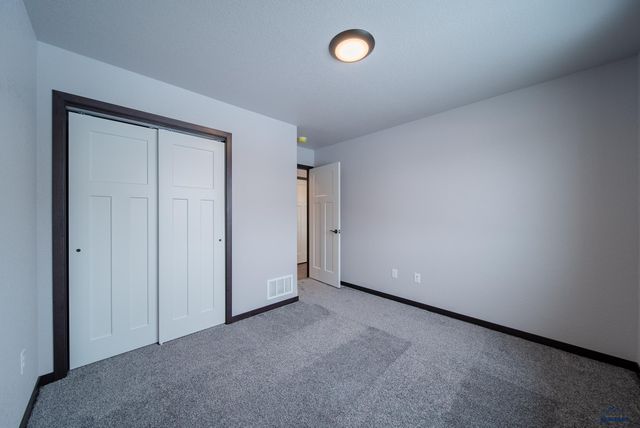 619 BULL RUN DR, Box Elder, SD 57719