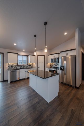 619 BULL RUN DR, Box Elder, SD 57719